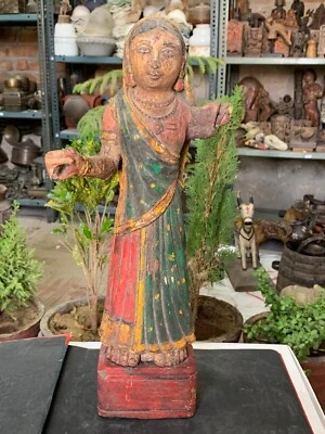 Antigua estatuilla estatua de mujer de madera artesanal de Rajasthan con atuendo tradicional Foto 1 de 4
