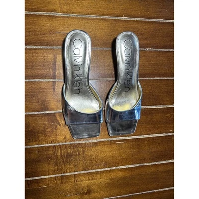 Женские босоножки Calvin Klein серебристые металлик квадратный носок на блочном каблуке размер 7,5 - Изображение 1 из 4