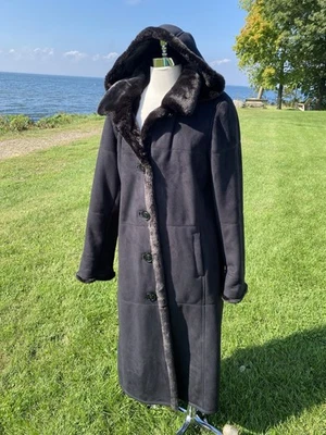 Abrigo largo de gamuza negro de colección forro de felpa piel sintética capucha extraíble lavable galería Foto 1 de 4
