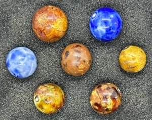 7 ANTIKE BENNINGTON MURMELN BLAU AUSGEFALLEN BRAUN 1800er HANDARBEIT GLASIERT Sorten Set - Bild 1 von 8