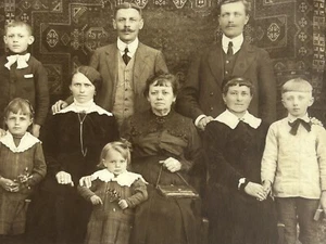 Borsa RPPC grande gruppo foto polacca famiglia uomo baffi donna bambini - Foto 1 di 4