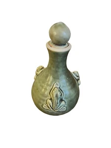 ART POTTERY CERAMIC SCULPTED MINI DECANTER FROG AND STOPPER MATTE FINISH GREEN - Picture 1 of 8