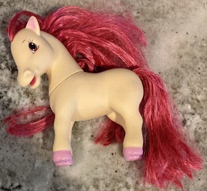 Pastel corto de fresa 6" caballo mascota pony Hasbro con cabello perfumado - Imagen 1 de 3
