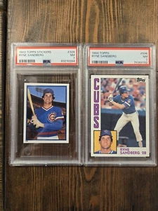 Lotto di 2 adesivi 1984 Topps #596 Ryne Sandberg 2 ° anno & 1983 328 Psa 7 s - Foto 1 di 3