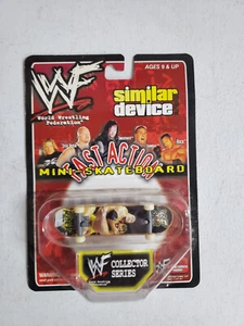 ⭐️ 1999 WWF Collector Series Fast Action Mini-Skateboard The Rock headlock - NOC - Picture 1 of 2