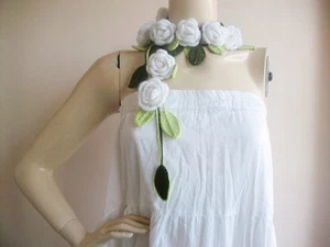Rosenschal - weißer Rosenschal mit grünen Blättern - Lariat Halskette - Weihnachtsgeschenk - Bild 1 von 4