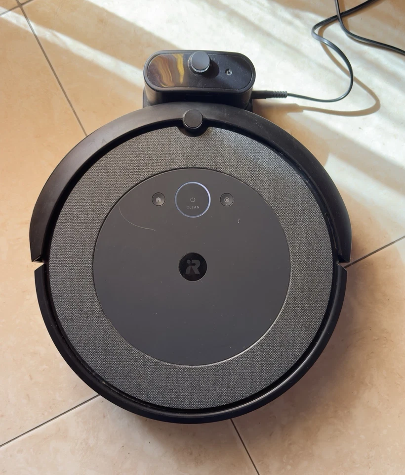 iRobot Roomba i3 – Robot Aspirapolvere con molti pezzi di ricambio inclusi - Immagine 1 di 4