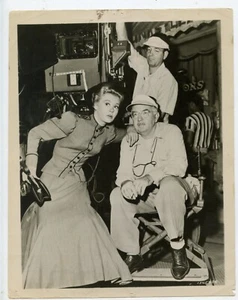 "Vera Ellen y el camarógrafo Robert Planck, detrás del escenario de "Belle of New York" - 19588 - Imagen 1 de 2