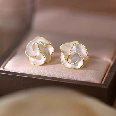 Pendientes de aleación de camelia con esmalte por goteo para mujer Foto 1 de 4