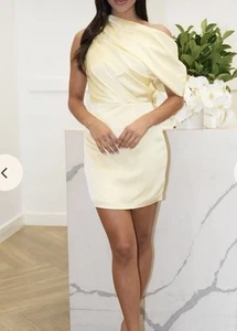 NEW TIGERMIST YELLOW OFF SHOULDER SILKY SATIN DRAPE MINI DRESS 10 12 14 - Foto 1 di 4