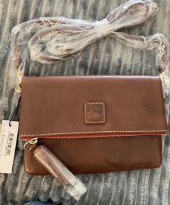 Tracolla pieghevole con cerniera Dooney&Bourke nuova con etichette in pelle - castagno. - Foto 1 di 3