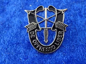 A60-14) US Pin Special Forces DE OPPRESSO LIBER Crest : ca 1" o. ca25mm - Bild 1 von 3