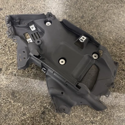 23 Ducati Panigale V2 2020-2024 despegue genuino marco lateral derecho panel interior Foto 1 de 4