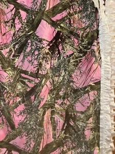 Rosa Camouflage Tischdecke handgefertigt Tarnmuster mit weißer Spitze 112” x 46” Neu - Bild 1 von 5