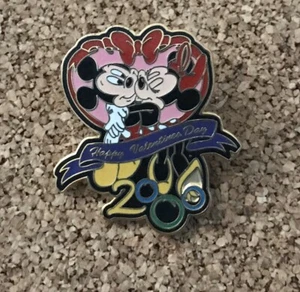 Prendedor Disney Día de San Valentín Mickey Mouse Besando Minnie Mouse Love LE - Imagen 1 de 1