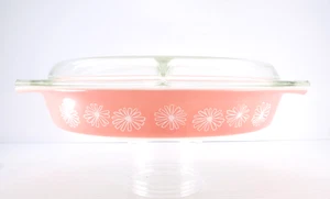 Vint. Pyrex Rosa Gänseblümchen Geteilt Auflaufform 1-1/2 Menge mit Deckel. 945C-14 ❤️ - Bild 1 von 8