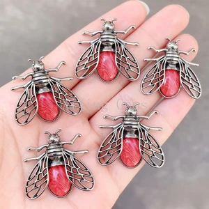 10 piezas Rodocrosita sintética cigarra mosca colgantes broche chakra amuleto de curación - Imagen 1 de 5