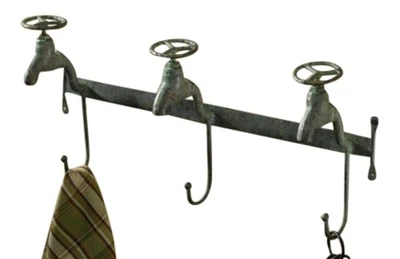 Grifos de agua de granja de aspecto antiguo ganchos triples de metal Foto 1 de 2