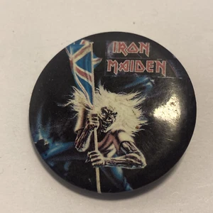 Pin Iron Maiden - Eddie con bandera - De colección - 1 1/4 pulgada - 1984 - Imagen 1 de 3