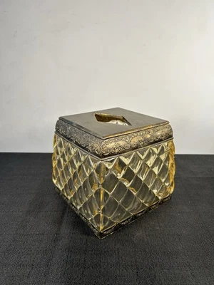 De Colección Color Ámbar Lucite Acrílico Cuadrado Pañuelo Caja Cubierta Latón Aspecto Ornamentado Foto 1 de 4