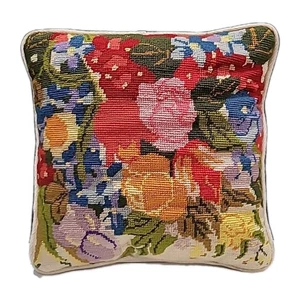 Almohada decorativa vintage de aguja con flores 12"x12" - Imagen 1 de 5