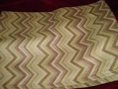 Двусторонняя дорожка для стола с шевронным узором зеленая/серая Chartreuse зеленая 68 дюймов x 13 дюймов - Изображение 1 из 4