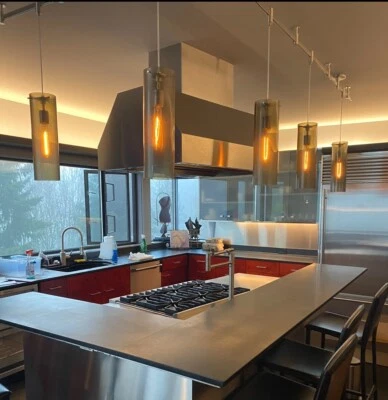 Modernas luces colgantes de vidrio soplado a mano de 5 con pista.  Redondo 16’ de alto 5” Foto 1 de 4