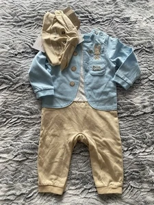 Holiday until 15/08.Baby Boys Peter Rabbit Romper & Hat Set 6-9m– Beatrix Potter - Picture 1 of 4