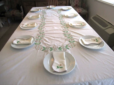 Hand Embroidered tablecloth, pattern of daisies,  86" x 57" w/11 matching napkin - Image 1 of 4