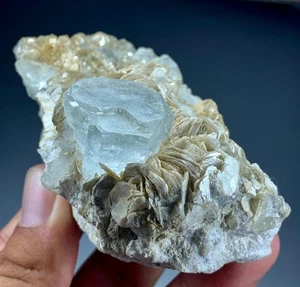 Espécimen de cristal de aguamarina natural de 247 gramos de Skardu Pakistán - Color raro - Imagen 1 de 7
