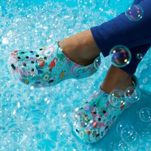 Zueco Vera Bradley Crocs Clásico Disney Ariel - Agua Pura / Mujer 11 - Imagen 1 de 3