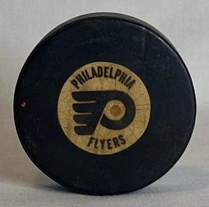 Vintage 1969-1977 NHL Philadelphia Flyers Art Ross Converse Official Hockey Puck - Bild 1 von 2