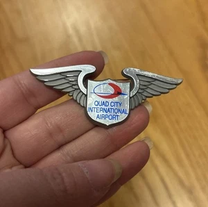Spilla Ali Aeroporto Internazionale Quad City Pinback Souvenir Aereo Iowa - Foto 1 di 2