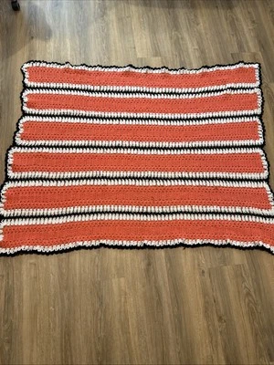 Manta de ganchillo hecha a mano a rayas afganas 564" x 51" rosa negro blanco retro Foto 1 de 4