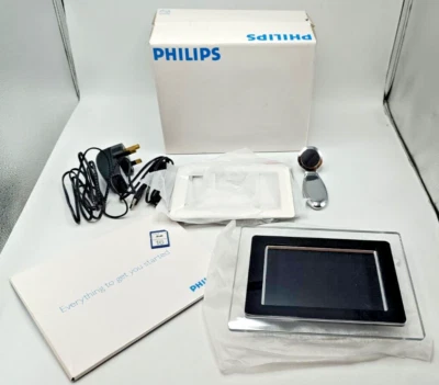 PHILIPS DIGITAL PHOTO FRAME 7" DIGITAL PICTURE FRAME, BOXED 7FF1M4/05. FAULT - Image 1 of 4