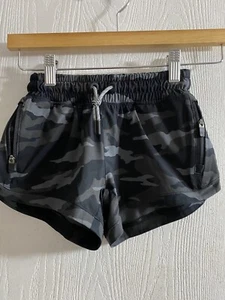 Athleta Girl All Play 3" Shorts in Black Camo Youth Size XS 6 - Picture 1 of 3