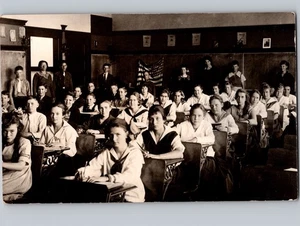 c1915 Vista Interior del Aula Niños Niños Bandera Americana RPPC Foto Real - Imagen 1 de 2