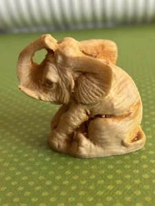 Estatuilla de elefante vintage resina mexicana marrón sentado hecha a mano - Imagen 1 de 8