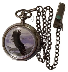 Orologio da Tasca Uomo 1 7/8" AL Agnew, Design American Eagle, Tono Argento Funzionante - Foto 1 di 4