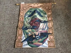 "Tapiz colgante de pared para cueva de murciélagos de Halloween iluminado con poste de madera 26"" × 36" - Imagen 1 de 3