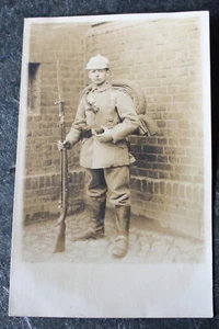 Postcard Photo, Soldier in Uniform, Equipment, Marching Luggage, Rifle, Bayonets, 1st WWII - Picture 1 of 2