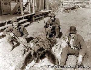Cazadores con muerte de oso negro, Saltese, Montana - 1910 - Impresión fotográfica histórica - Imagen 1 de 1