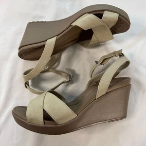 Crocs Leigh II Keilsandale mit Kreuzriemen hellbraun beige Größe 10 offene Zehenpartie neutral - Bild 1 von 10