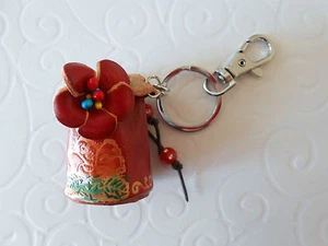 Bijou de Sac ou Porte-Clés Seau Fleuri Rouge en cuir Perles + Strass 5 cm Neuf - Imagen 1 de 1