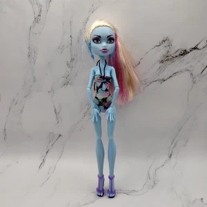 Monster High Skull Shores Abbey Bambola Bominabile TLC LEGGI - Foto 1 di 20