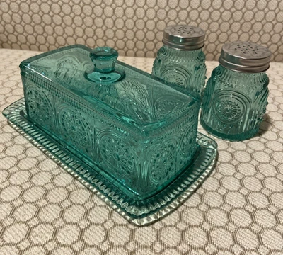 Plato de mantequilla cubierto de vidrio en relieve Pioneer Woman verde azulado Adeline y sal y pimienta Foto 1 de 4