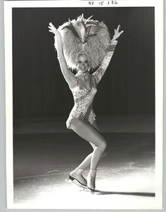 ICE FOLLIES Tänzerin SHARI BERGLIN extravagantes Kostüm 1981 Pressefoto - Bild 1 von 2