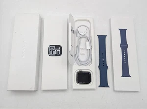 Apple Watch Series 10 46mm GPS Silber Gehäuse mit Denim Sportarmband M/L (MWWM3LW/A) - Bild 1 von 10