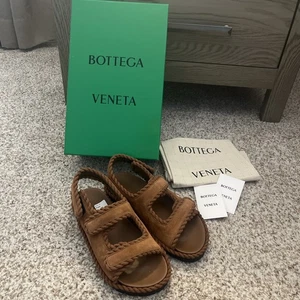 Sandalias cómodas Bottega Veneta trenzadas de gamuza con agarre nuevas en caja con bolsa 9 $1150 agotadas - Imagen 1 de 13