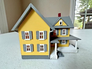 N Scale 2-Story Country Farm House-built-with light - EC - Picture 1 of 6